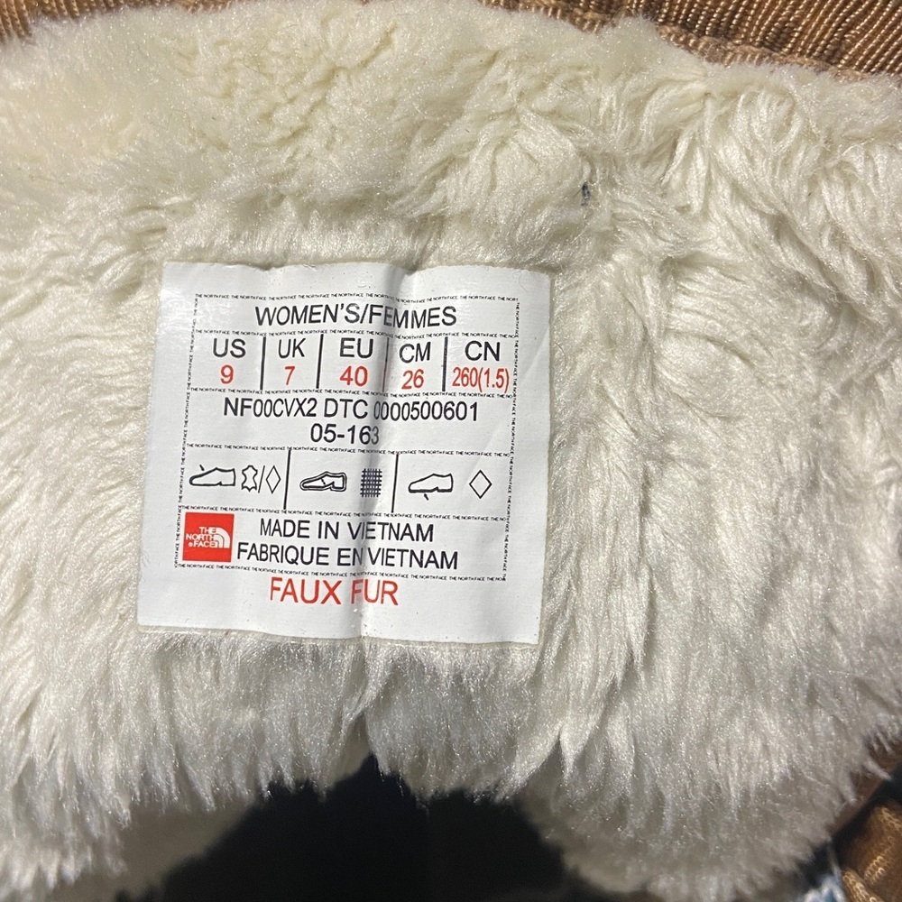The North Face Waterproof Winter Boots – Cozy Lined, Rugged & Timeless - Picture 4 of 6